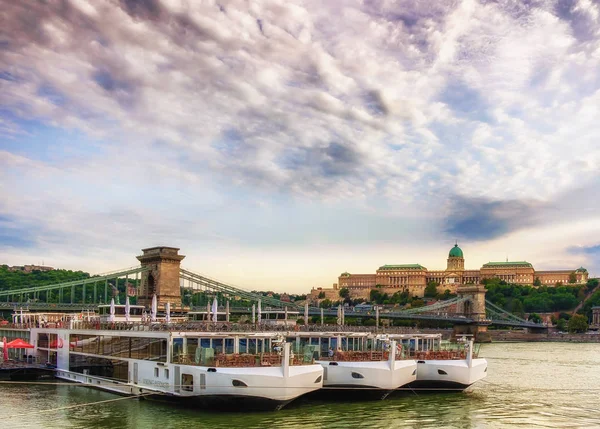 Budapeszt Węgry Sierpień 2019 Widok Niektórych Łodzi Wycieczkowych Viking River — Zdjęcie stockowe