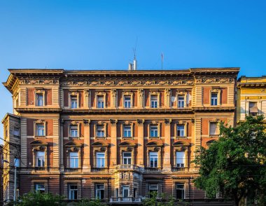 Budapeşte, Macaristan, Ağustos 2019, Szent Istvan Bulvarı 'nda gün batımında mimari heykeli olan bir binanın üst kısmı.