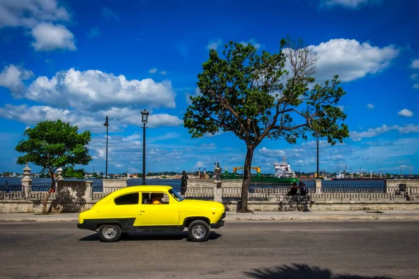 Havanna Kuba Juli 2019 Ein Altes Gelbes Auto Fährt Malecon — Stockfoto