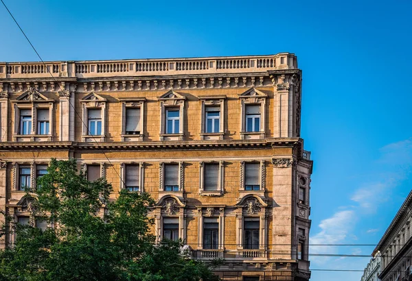 Будапешт Венгрия Aug 2019 Вид Верхнюю Часть Здания Архитектурной Скульптурой — стоковое фото