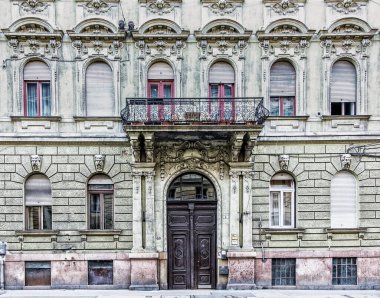 Budapeşte, Macaristan, Ağustos 2019, başkentin merkezinde mimari heykel bulunan eski bir bina manzarası