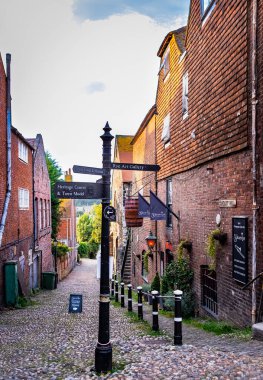 Doğu Sussex, İngiltere, 11 Ağustos 2025, Conduit Hill manzaralı, Rye 'da dar bir kaldırım.