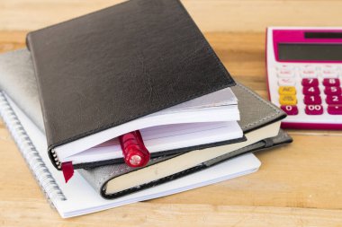 ofis masası, işletmeler için hesap makinesi ile dizüstü bilgisayar planlayıcısı