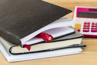 ofis masası, işletmeler için hesap makinesi ile dizüstü bilgisayar planlayıcısı