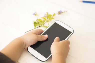El çocukların cep telefonu tablo beyaz holding