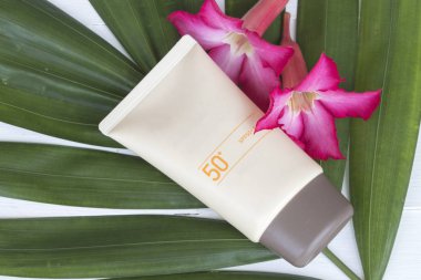 Cilt yüz kremi için doğal kozmetik spf 50 yaşam tarzı kadın aksesuarları ile relax arka plan beyaz yaz