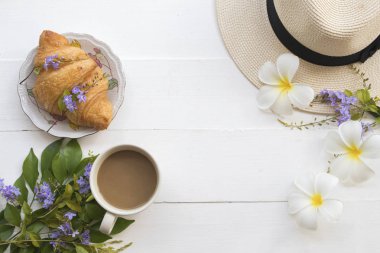 yaşam tarzı kadın dinlenmek için arka plan beyaz düz yaz sıcak kahve tatlı snack ve çiçek sabah kahvaltı tarzı yatıyordu 