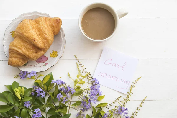 Selamat Pagi Dengan Kopi Panas Makanan Penutup Dan Bunga Pagi — Stok Foto