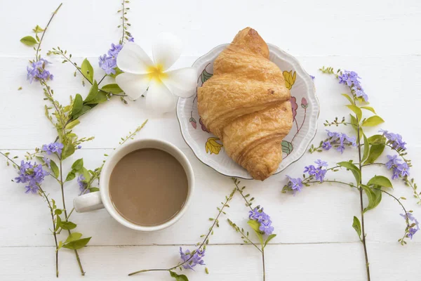 Ζεστό Καφέ Γλυκό Σνακ Και Λουλούδι Πρωινό Φόντο Λευκό Επίπεδη — Φωτογραφία Αρχείου