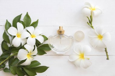 Parfüm ve beyaz çiçek frangipani arka plan beyaz tahta üzerinde yaşam tarzı kadın için