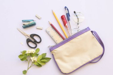 arka plan beyaz üzerinde çalışma için öğrencinin eğitim kırtasiye