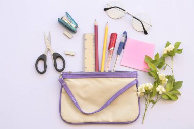 arka plan beyaz üzerinde çalışma için öğrencinin eğitim kırtasiye