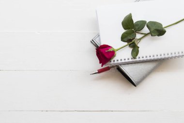  gül çiçek ahşap arka plan beyaz dizüstü bilgisayar planlayıcısı