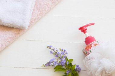vücut cilt için bitkisel ve banyo havlu sağlık bakım gelen sıvı sabun hazırlamak banyo arka plan beyaz ahşap üzerine