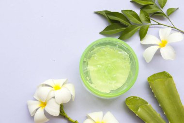 arka plan beyaz yüzünde cilt için aloe vera jel yatıştırıcı bitkisel doğal