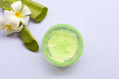 arka plan beyaz yüzünde cilt için aloe vera jel yatıştırıcı bitkisel doğal