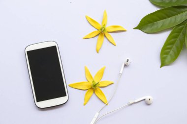 hareket eden telefon ile ylang ylang arka plan üzerinde beyaz sarı