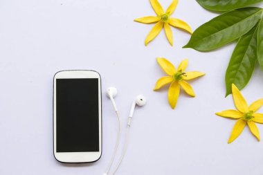 hareket eden telefon ile ylang ylang arka plan üzerinde beyaz sarı