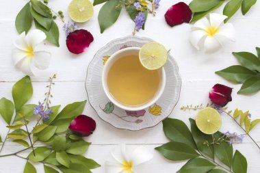 bitkisel sağlık sıcak karışım bal limon ve öksürük boğaz ağrısı ile çiçek üzerinde arka plan ahşap beyaz yaprakları 