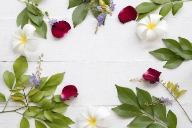 ahşap beyaz arka plan üzerinde renkli çiçek ve yaprak düzenleme daire