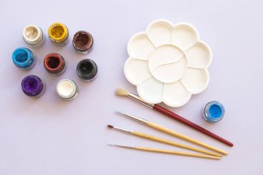 şişe kumaş renk boya fırçası ve arka plan üzerinde beyaz bez düzenleme daire çizmek için palet