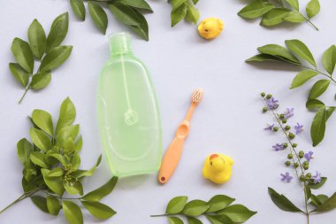 Bebek banyo için diş fırçası ve sıvı sabun tam cilt beslenme bebek beyaz arka plan üzerinde daha yumuşak ve sağlıklı bir cilt sağlık bakımı için yardımcı olur. 