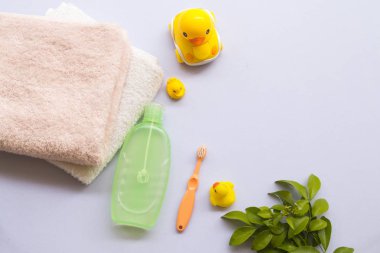 Bebek banyo için diş fırçası ve sıvı sabun tam cilt beslenme bebek beyaz arka plan üzerinde daha yumuşak ve sağlıklı bir cilt sağlık bakımı için yardımcı olur. 