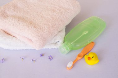 Bebek banyo için diş fırçası ve sıvı sabun tam cilt beslenme bebek beyaz arka plan üzerinde daha yumuşak ve sağlıklı bir cilt sağlık bakımı için yardımcı olur. 