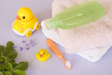 Bebek banyo için diş fırçası ve sıvı sabun tam cilt beslenme bebek beyaz arka plan üzerinde daha yumuşak ve sağlıklı bir cilt sağlık bakımı için yardımcı olur. 