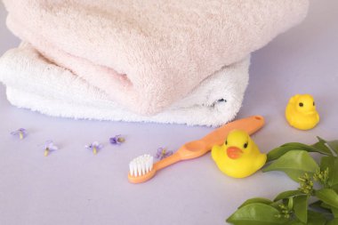 Bebek ve havlu kumaş sağlık için bebek banyo üzerinde arka plan beyaz diş fırçası