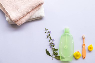 diş fırçası banyo havlu ve sıvı sabun Bebek banyo için tam cilt beslenme bebek beyaz arka plan üzerinde daha yumuşak ve sağlıklı bir cilt sağlık bakımı için yardımcı olur. 