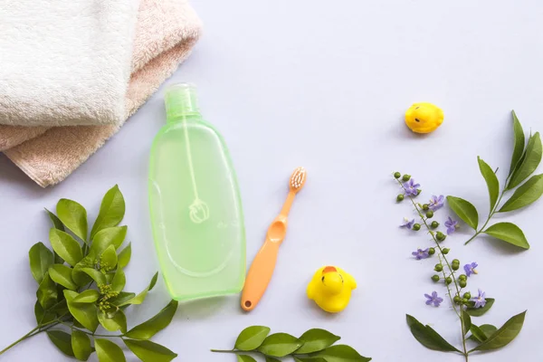 Bebek banyo için diş fırçası ve sıvı sabun tam cilt beslenme bebek beyaz arka plan üzerinde daha yumuşak ve sağlıklı bir cilt sağlık bakımı için yardımcı olur. 