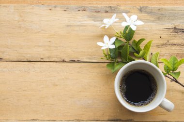 Asya Tayland ahşap arka plan üzerinde sıcak kahve düzenleme ile yasemin beyaz çiçek