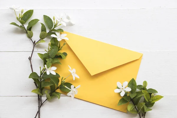 Jasmijn Witte Bloem Van Azië Thailand Regeling Gele Envelop Achtergrond — Stockfoto