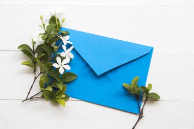 yasemin beyaz çiçek Asya Tayland aranjman arka plan beyaz tahta üzerinde mavi bir zarf içerisinde