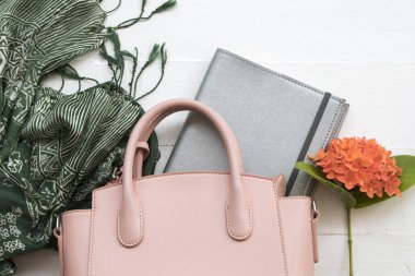 portakal çiçeği spike flora Asya ve ofis masası, yeşil fular için pembe el çantası işinde için dizüstü bilgisayar planlayıcısı