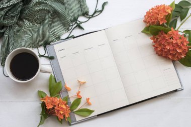 portakal çiçeği spike flora Asya için yeşil eşarp ve ofis masası, sıcak kahve ile iş için dizüstü bilgisayar planlayıcısı