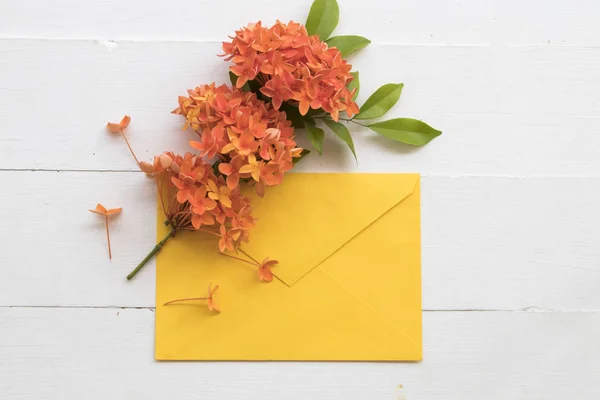 Oranje Bloemen Spike Flora Van Azië Met Gele Envelop Regeling — Stockfoto