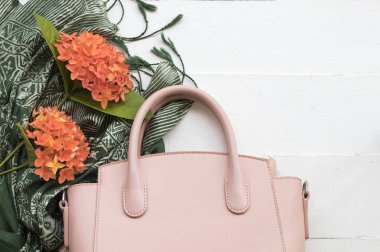 portakal çiçekleri yeşil eşarp ve arka plan beyaz pembe el çantası düzenleme ile Asya'nın flora spike