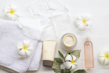 kadının beyaz arka plan üzerinde güzellik cilt yüz sağlık bakımı için doğal krem, Güneş kremi spf50, sac maskesi ve su sprey