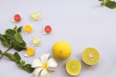 limon nane Bitkisel öksürük boğaz ağrısı ve arka plan beyaz pastil hapları için