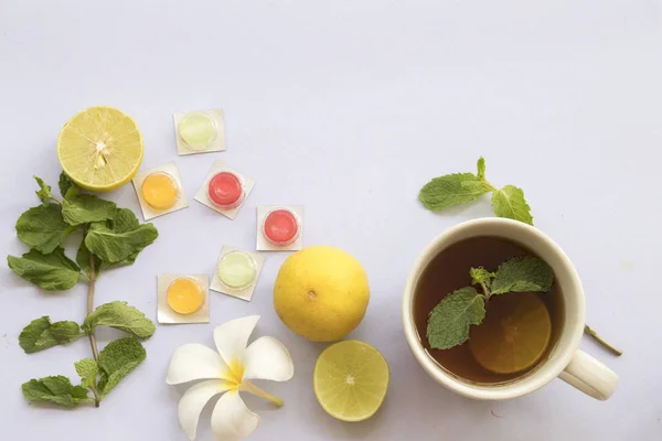 ハーブ健康レモン蜂蜜ペパーミントをミックスし Pastille 丸薬ホワイト バック グラウンドで — ストック写真
