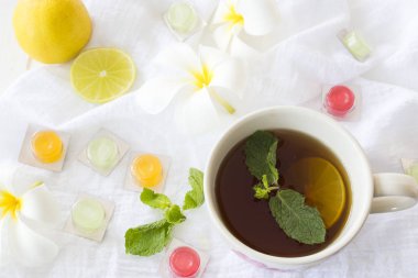 Bitkisel Sağlık limon bal nane mix ve boğaz arka plan beyaz pastil haplarla öksürük