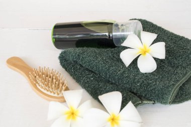 kafa ve arka plan beyaz tahta üzerinde saçlar için bitkisel şampuan ve havlu kumaş sağlık