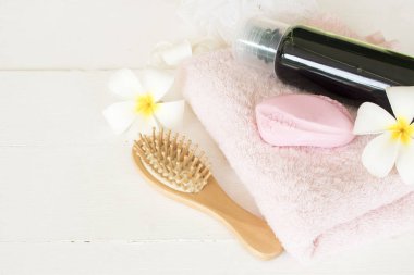 bitkisel şampuan ve havlu kumaş sağlık baş ve saç için vücut için sabunla banyo arka plan beyaz tahta üzerinde cilt