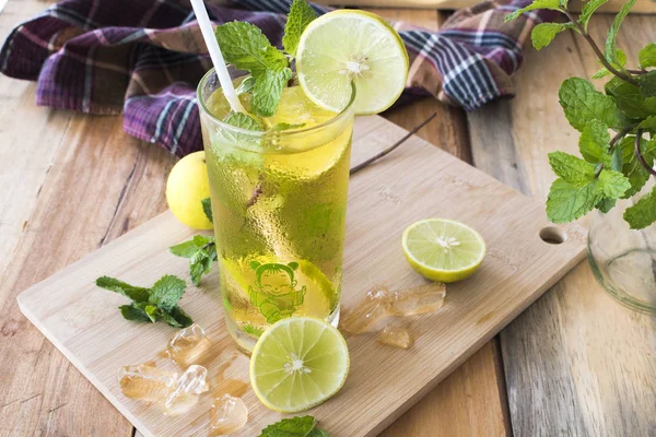 草药健康饮料冷柠檬汁保健与薄荷叶和柠檬片背景木 — 图库照片