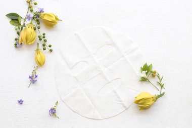 Bitkisel ylang ylang sarı çiçek özü yüz maskesi beyaz arka plan üzerinde yüzünden cilt için doğal aroma sac maskesi