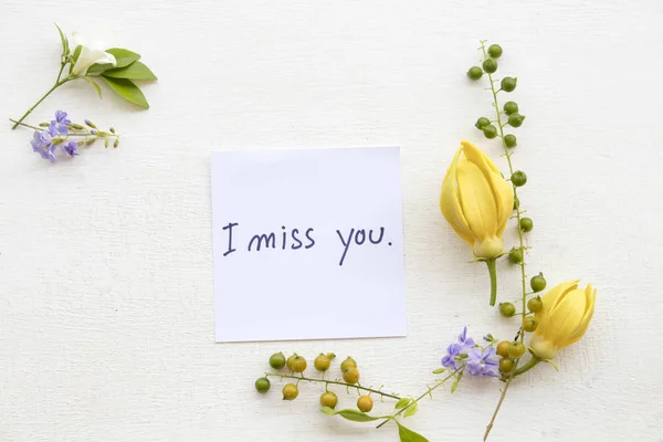 Hiányzol Üzenet Kártya Kézírás Ylang Ylang Sárga Virágok Fehér Háttér — Stock Fotó