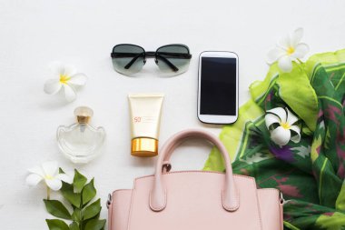 pembe el çantası, cep telefonu, güneş gözlüğü, parfüm, Güneş kremi spf50 ve beyaz arka plan üzerinde beyaz çiçek frangipani kadınla yaşam tarzı renkli yeşil eşarp koleksiyonu