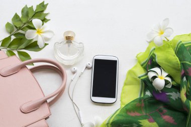 pembe el çantası, cep telefonu, parfüm ve yeşil yaşam tarzı kadın ile beyaz çiçek frangipani beyaz arka plan üzerinde renkli topluluğu eşarp